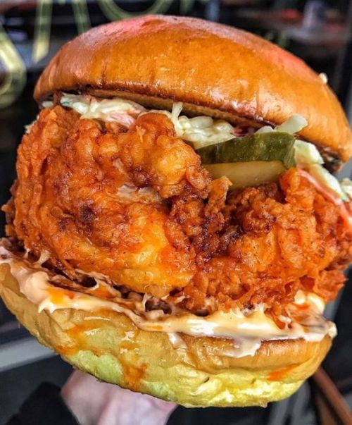 yummyfoooooood:  Fried Chicken Burger with Slaw