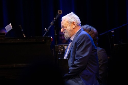 baessclarinet: broadwayreprise: Stephen Sondheim performs in a benefit concert at New York’s Town Ha