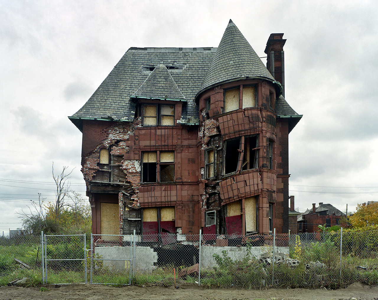 abandonedandurbex: An abandoned home in Detroit [1513x1200] Source: https://openpics.aerobatic.io/