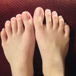 ohmandy56:  Couch-marked skin #frenchpedicure #barefoot #feet #footfetish