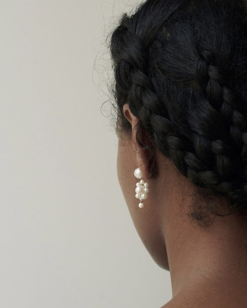 flaubertian:Sophie Bille Brahe Botticelli earrings. White freshwater pearls and 14K yellow gold