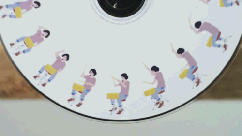 vimeo:  SOUR - “Life Is Music” by Space Shower Music The phenakistoscope animation in this music video was made possible by 189 spinning compact discs! 