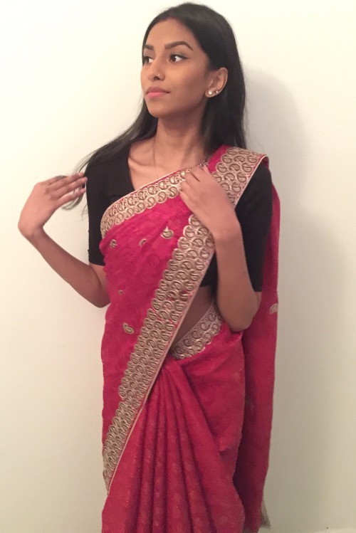 desi-licious:  i’m too obsessed with this saree 
