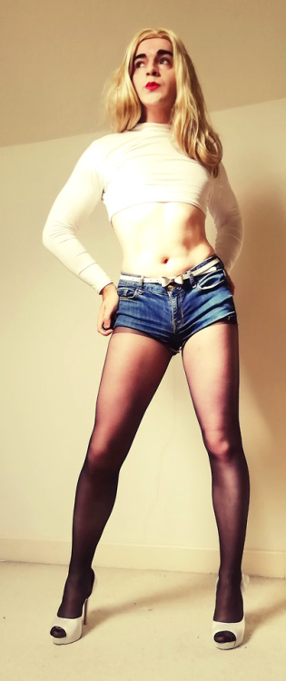 mariesvanitybin:shorty sorts and sheer black tights, much legs bum and tum shownLove the shorts