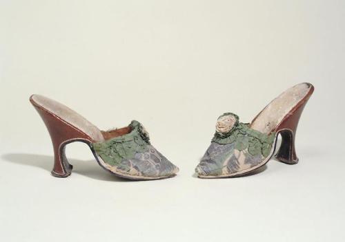 mariannemarseille:Paire de mules, Vers 1750.