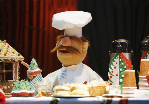 themuppets:  On the third day of Christmas, #TheMuppets gave to me: A litle “cüpycakîe”!