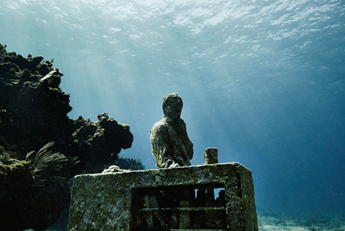 asylum-art:  An Underwater Museum with SculpturesEn 2009, dans l’océan de Cancun, le sculpteur Jason deCaires Taylor a conçu une sorte de musée sous l’eau, en installant des  sculptures quasi-mythologiques au milieu des requins. La photographe