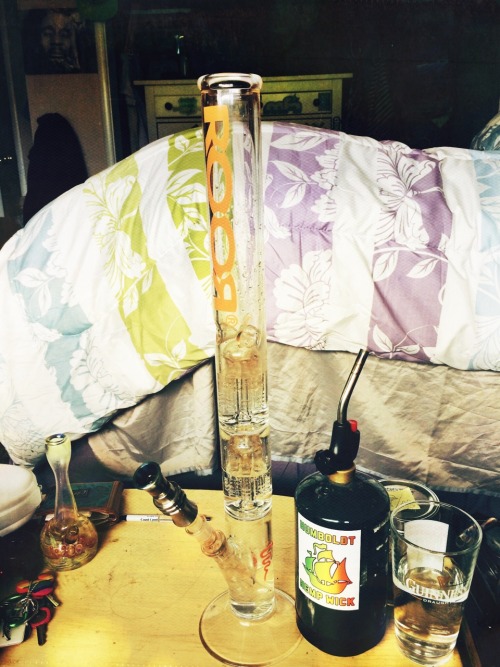 fuckmymindagain:  New dab addition for the bong 😍😤💨