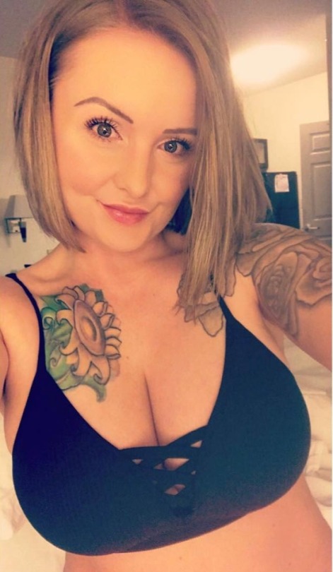 dually53:  camocuties:    Gorgeous lady 👅💦💦