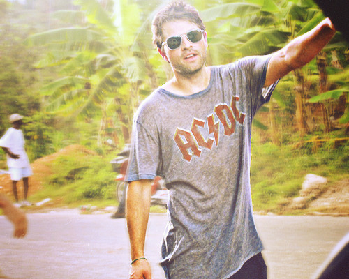 i-cant-let-you-down-again:  onamelancholyhill:  this picture.  LOOK AT HOW THE SHIRT