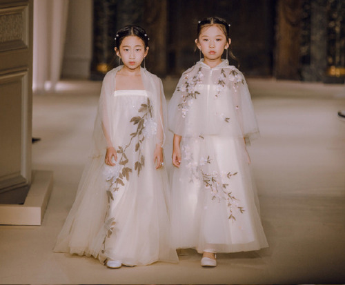 fuckyeahchinesefashion: Heaven Gaia S/S Paris 2019 | Designer Xiong Ying / xiur 熊英 | PartⅠ