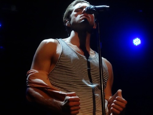 delightfullydecadentlight: “I want a perfect body” - Aaron Tveit during Creep at the Bel