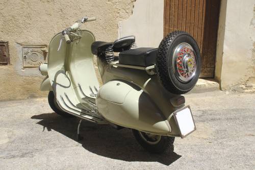 frenchcurious:Piaggio Vespa 125 1954. - source Liveauctioneers.