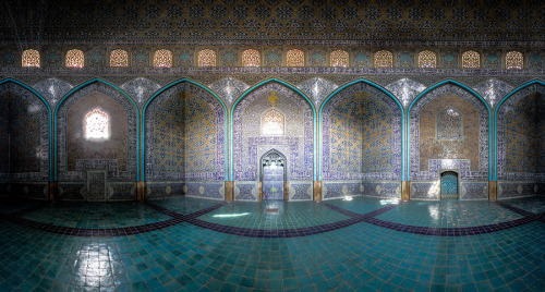 mothernaturenetwork:  Kaleidoscopic panoramas showcase Iran’s most beautiful architectureFrom the perfectly symmetrical arches to the intricate mosaics and vivid stained glasswork, Iranian architecture is a sight to behold — and to photograph! In
