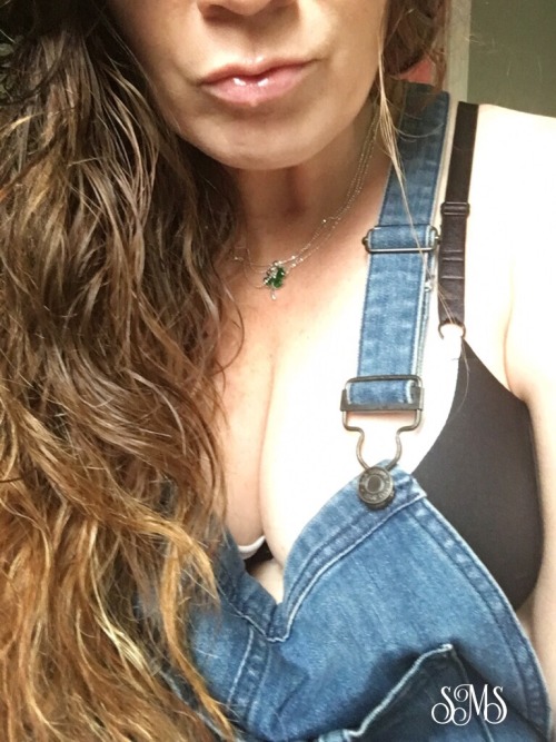 sharing-my-smile:Cleavage Sunday reblog
