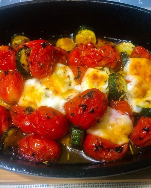 Homemade Bread with Baked Goat Cheese &amp; Cherry Tomatoes&hellip;#homecooking #baked #cook