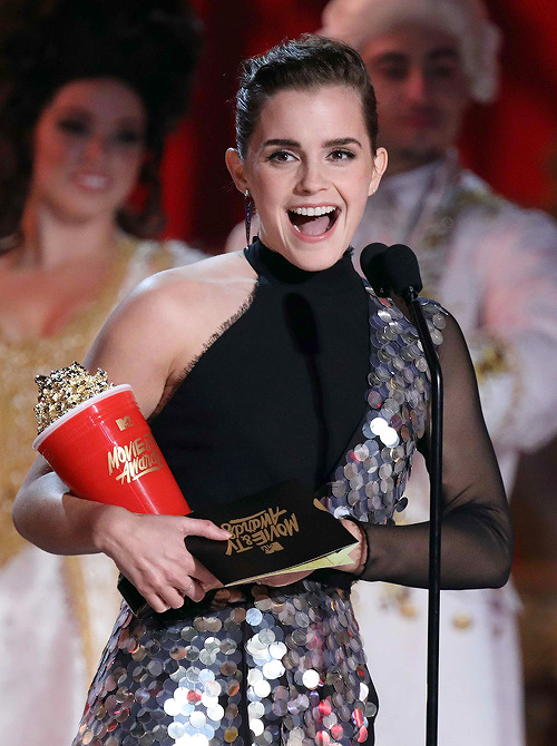 ewatsondaily: Emma Watson  hits the stage to accept the award for ‘Best Actor in a Movie’ at the 201