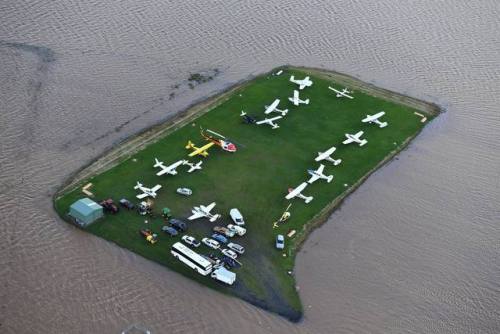 Cyclone Debbie wreaks havoc in AustraliaSeveral are dead, more missing, crops and homes destroyed an