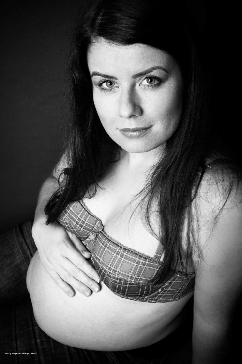 prettypreggiethings:  http://prettypreggiethings.tumblr.com/ @prettypreggiethings.tumblr.com  #pregnant #beautiful pregnant #pregnant nude 