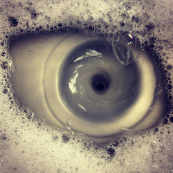 death-by-lulz:  Check out AMAZING photographs that are optical illusions right here! We think these are mind bending!  