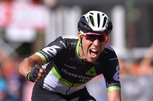 gentlemandomestique:Giro Goss: Omar Fraile takes stage 11 with a motivated breakaway. Tim De Waele.