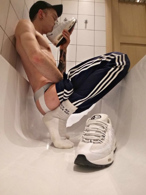 sk8erboy-eu:#smelly #sox #sk8er #sk8erboy #sk8terboy #sneaxn #sneaker #nuroriginalistlegal #smellysox #nike #adidas #sneakerporn #sniffit #gayfetish #fetishparty #sportswear #gear #fetishgear #whitesocksfetish #whitesocks #smellysocks #gayparty #scallyboy