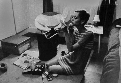  Twiggy doing her makeup in her bedroom, 1966 (with The Beatles’ LP Revolver on the floor). 