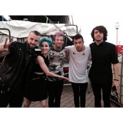 twentyonepilots:  thank you to our friends @paramore for introducing us tonight. #friends #APMAs #goodfriends #pals #weknowthem #wewerenexttothem #friendship 