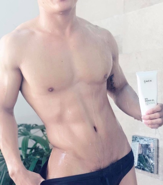 asiangaycock:  Không biết là quảng cáo sản phẩm hay kích dục trá hình nữa 🍑🍑🍑🍌🍌🍌