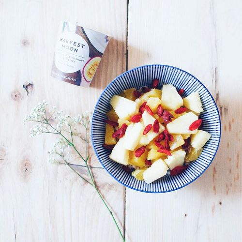 Breakfast Time ⏰ Gut gestärkt mit Müsli, frischer Ananas und Orangen – einem Joghurt von @harvestmoo