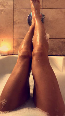 thehotgirls:  amber-307-wife:  Ahhhh this girl finally is off work.  Going to soak in this tub drink lots of wine and beat this clit up 🙊💦🍷  Fucking incredible legs 