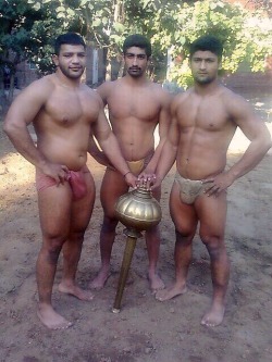 desi-mardo-ki-lund:Indian mud wrestlers from