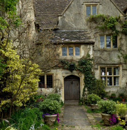 bellasecretgarden:   	Malmesbury Abbey Gardens by jacquemart    	Via Flickr: 	Wiltshire   
