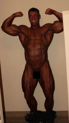 bbfan:  hejira33312:  Full frontal ( kinda) hotness, Ian McLeod  Great Guy! Does anyone know how he placed at the show last night?