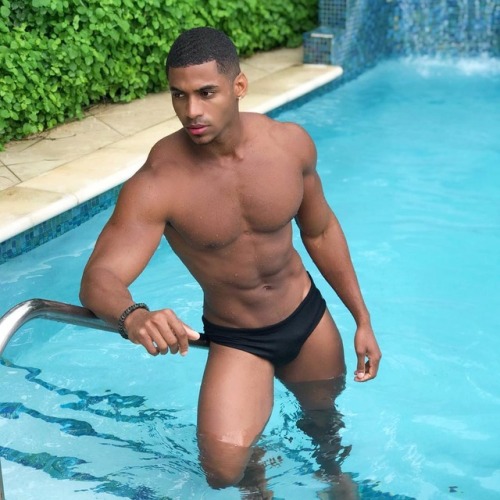 fagggotries:  Robert Oliveira @robert.oficiall  