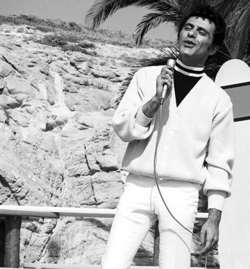 Frankie Valli performing on Malibu U. (1967)