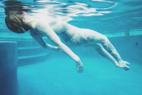 gothneko:  http://www.bryceellphoto.com