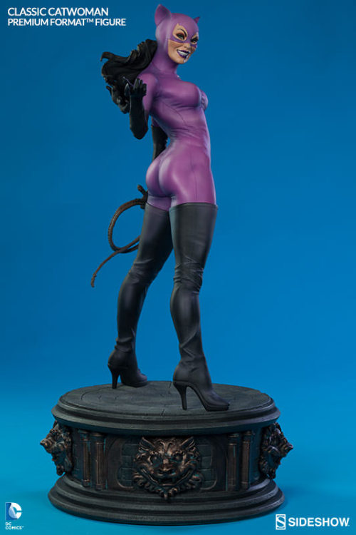 superherostatuesfan:  Classic Catwoman Premium Format Figure by Sideshow Collectibles