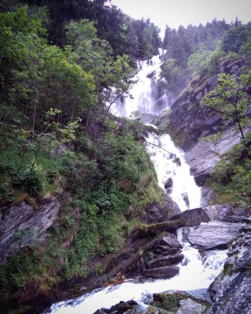 #falls #nature #scenery #water #igers #ig_valdaosta #italy #landscape #cascata #lenteney (presso Cas