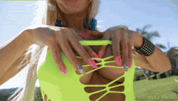 execbimbotrainer:  Because I will make you wear this suit on the beach….