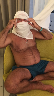 iraqigay21:  Hot hairy daddy i wan’t to suck him