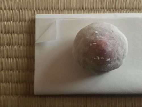 . 農薬化学肥料不使用の貴重な苺 和菓子の先生が餡と皮の下準備をして下さり 最後の包むところだけやらせて頂きました。 予想通り、先生がやると簡単そうに見えることも、実際やると簡単にはいかないものです。