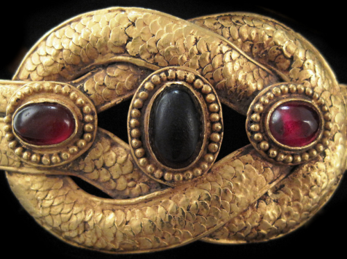 detournementsmineurs:“Snake with Heracles Knot” bracelet in gold and garnets, 4th Century BC - 1st C