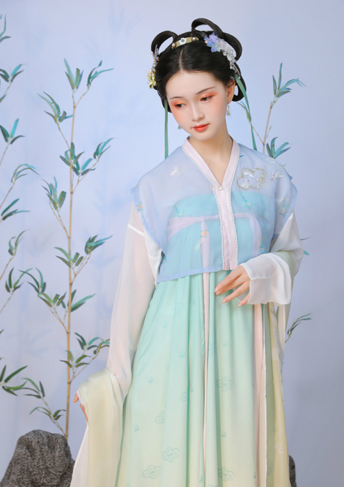 chinese hanfu by 半亭风