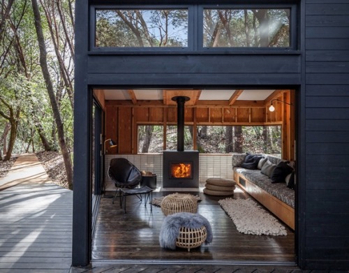 goodwoodwould: Good wood - nestled among tall trees in a forested area of Northern California, ‘The Forest House’ makes for a divine hideaway from the daily grind.