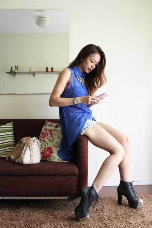 Fashion blogger Natasha from mariposa-vibe in Jeffrey Campbell boots Shirt : Zinzane Shorts &amp