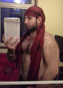 pakilad1:  OMG what a Desi Paki Stud…..