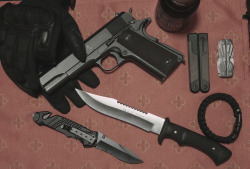 blutspan:  Camelbak Magnum Force Gloves., Gerber Sharpening tool and Multitool; Colt 1911; Parachord Wristband; Tactical Knife; Cold Beer; Muelay Hunting Knife. 