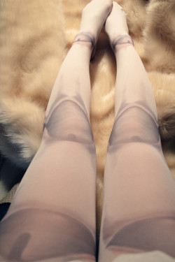 bombisbomb:  Ball-Jointed Tights .48