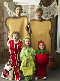 emrichardson99:  donthatemecusimbeautiful:  Awesome Family Halloween Costumes  oh my god the labyrinth one &lt;3 XD 